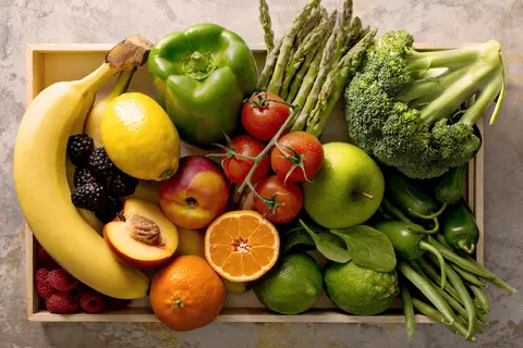 Eine Kiste mit Obst und Gemüse