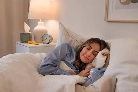 Frau liegt im Bett und schläft