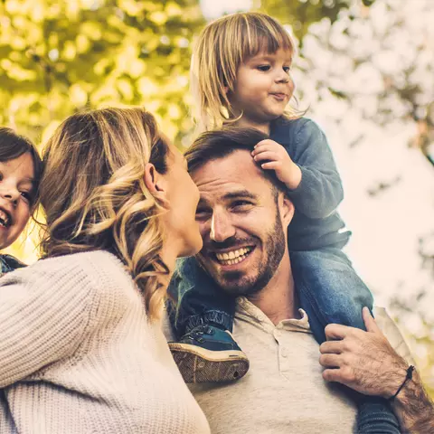 Familie im Wald