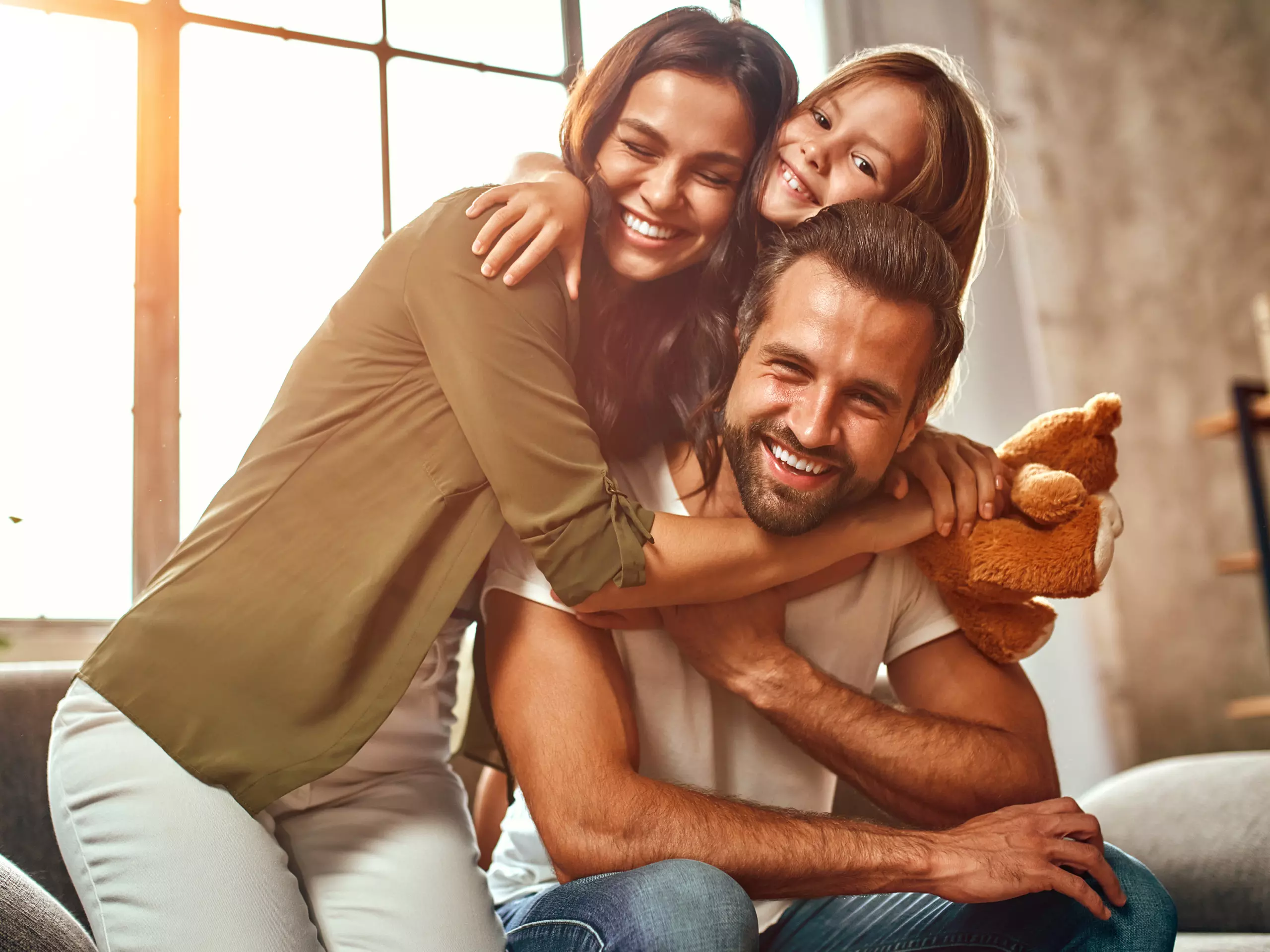 Familie umarmt sich