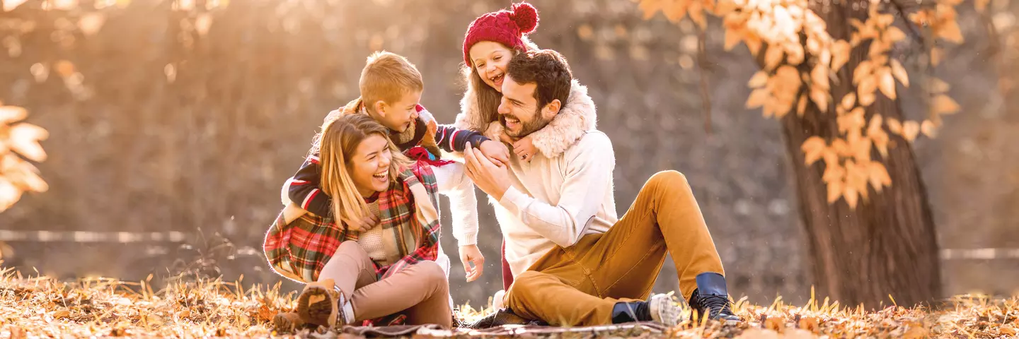 Familie im Herbst im Wald