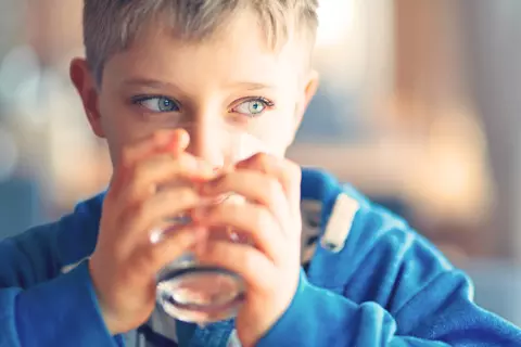 Kleines Kind trinkt Wasser