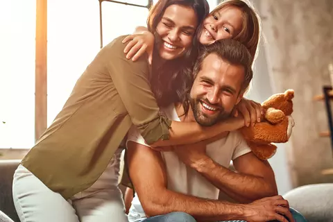 Familie umarmt sich