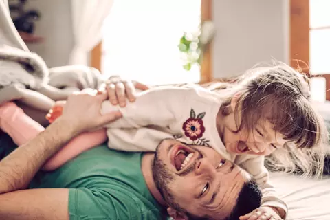 Kind und Vater am toben