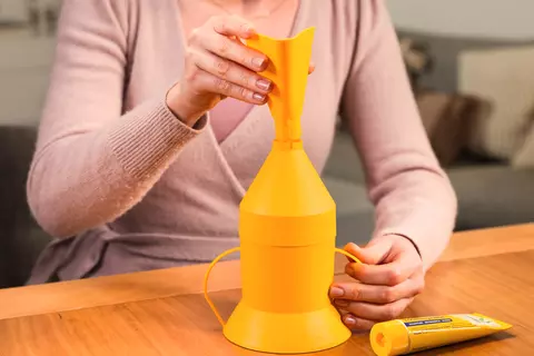 Person zeigt, wie der Inhalator aufgesetzt wird