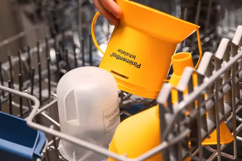 Inhalator wird in die Spülmaschine gestellt