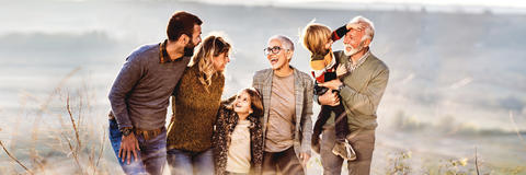 Glückliche Familie lacht gemeinsam