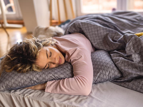 Frau schläft im Bett
