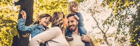Familie im Wald