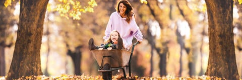 Mutter mit Kind im Wald