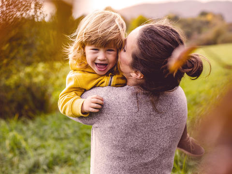 Mutter und Kind in der frischen Luft