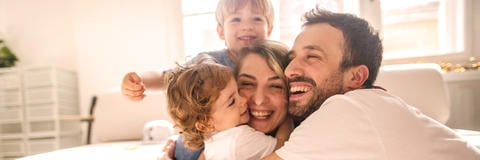 Familie umarmt sich gegenseitig