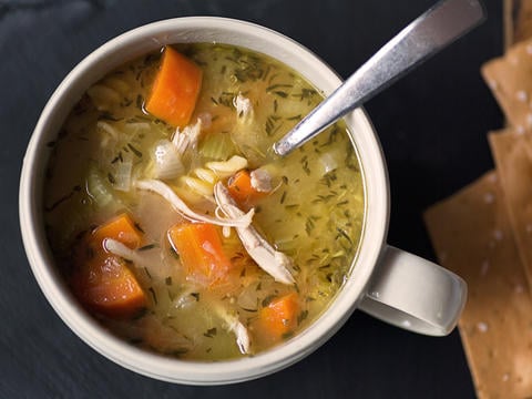 Eine Tasse mit Hühnersuppe