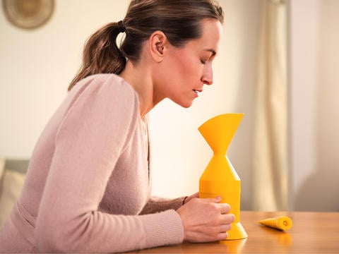 Frau inhaliert mit dem Inhalator